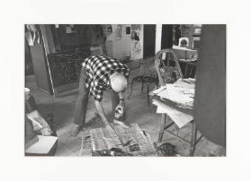 [Le Corbusier arbeitet an einer Collage im Atelier seines Appartement-Atelier, 24 Rue Nungesser-et-Coli, Paris]