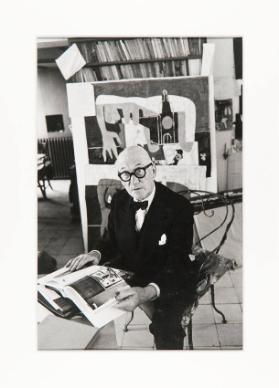 [Le Corbusier im Atelier seines Appartement-Atelier, 24 Rue Nungesser-et-Coli, Paris]