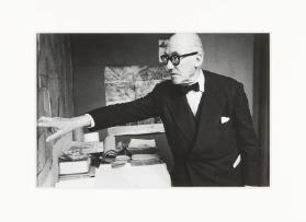 [Le Corbusier vor dem Plan von Chandigarh im Atelier, 35 Rue de Sèvres, Paris]