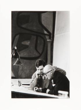[Le Corbusier und José Oubrerie im Atelier, 35 rue de Sèvres, Paris]