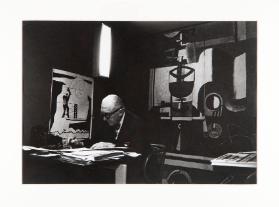 [Le Corbusier in seinem Studio, 35 rue de Sèvres, Paris]