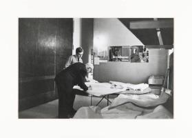 [Le Corbusier und José Oubrerie beim Korrigieren vor seinem kleinen Privatbüro, neben der Wandtafel mit der Modulor-Massskala im Atelier, 35 rue de Sèvres, Paris]