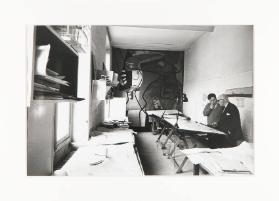 [Le Corbusier und ein Assistent im grossen Zeichensaal, Atelier, 35 rue de Sèvres, Paris]