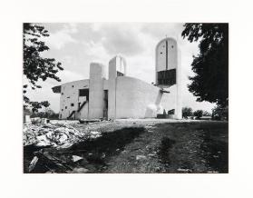 [Aussenansicht der Kirche von Notre-Dame du Haut in Ronchamp von Nordwesten]