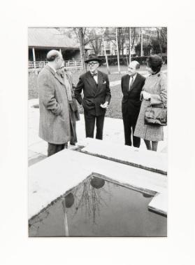 [Auf dem künftigen Bauplatz, Pavillon am Zürichhorn für Heidi Weber, Zürich. Von links nach rechts: Adolf Wasserfallen (Stadtbaumeister), Willy Boesiger, Le Corbusier, Pierre Zbinden (Gartenbauinspektor), Heidi Weber]