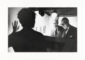 [Le Corbusier in Heidi Webers Studio für Raumgestaltung "Mezzanin", Neumarkt 28, Zürich. Heidi Weber (von hinten) mit Le Corbusier und Willy Boesiger]