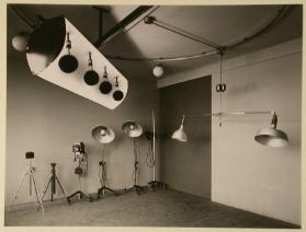 Bildbericht zum Kodak-Beleuchtungssystem , An der Decke montierte und am Boden aufgereihte Koda…
