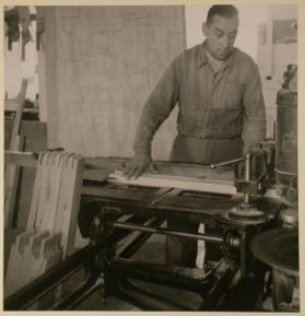 Bildbericht über die Fensterfabrik Albisrieden, Arbeiter an der Holzschneidemaschine
