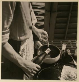 Aufnahmen für Küchenseiten einer Zeitschrift : Fondueherstellung ; Beifügen des Weins