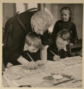 Ein Kind im Jahr 1950 , Kinder mit Lehrerin beim Malen