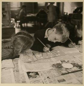 Ein Kind im Jahr 1950 ; Kinder beim Malen