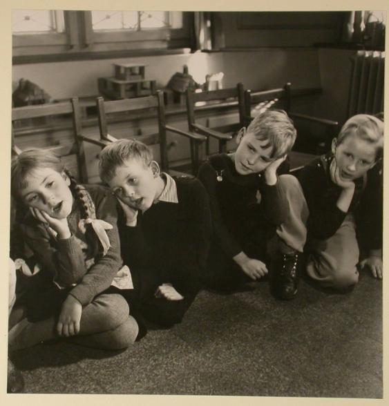 Ein Kind im Jahr 1950 ; Kinder beim Spielen