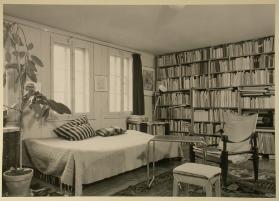 Ein Kind im Jahr 1950 , Wohnzimmer mit Bett und Büchergestell