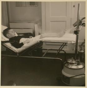 Ein Kind im Jahr 1950 , Urban Willimann, Behandlung der Beine