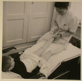 Ein Kind im Jahr 1950 , Urban Willimann mit Krankenschwester