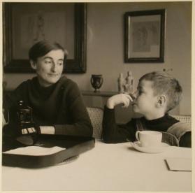 Ein Kind im Jahr 1950 , Urban Willimann mit Mutter im Wohnzimmer