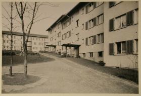 Ein Kind im Jahr 1950 ,  Gebäudeansicht; Blocksiedlung 