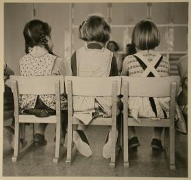 Kindergarten im Gut ; Kindergartenkinder auf Stühlen sitzend
