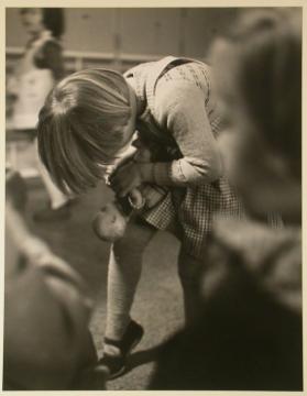 Kindergarten im Gut , Mädchen spielt mit Puppe