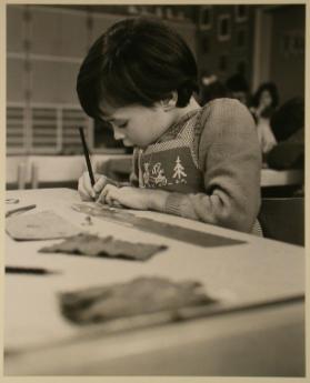 Kindergarten im Gut ; Mädchen beim Zeichnen