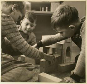 Kindergarten im Gut , Kinder beim Spielen mit Baukasten