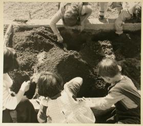 Kindergarten “Sennhauserweg” beim Römerhof ; Kinder beim Spielen im Sandkasten
