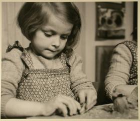 Kindergarten “Sennhauserweg” beim Römerhof ; Mädchen beim Basteln