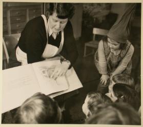 Kindergarten “Sennhauserweg” beim Römerhof ; Kindergärtnerin erzählt eine Geschichte