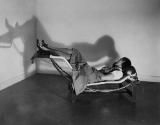 01* Charlotte Perriand auf der Chaise longue basculante, 1930, Foto: © AChP / 2010, ProLitteris…