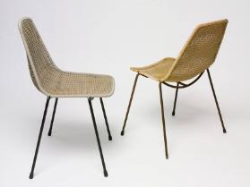 Zwei Basket-Stühle mit kunststoffbeschichtetem Geflecht