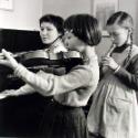 [Schülerin der Fotoklasse mit musizierenden Kindern] (Kassette zum 65. Geburtstag von Hans Fins…