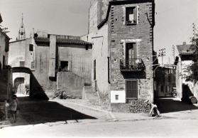 Schulreise Roussillon ; Dorf mit Kindern