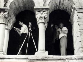 Schulreise Roussillon, Fotoklasse in Rundbogen mit Stativ