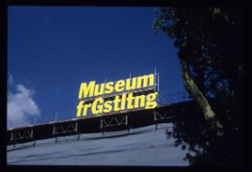 Gelber Schriftzug Museum fr Gstltng (Museum für Gestaltung)