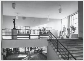 Museumsfoyer und Treppenaufgang zum Vestibül vor dem Vortragssaal