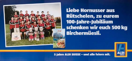 Liebe Hornusser aus Rütschelen, zu eurem 100-Jahre-Jubiläum schenken wir euch 500 kg Birchermüesli. 5 Jahre Aldi Suisse - und alle feiern mit. Aldi Suisse