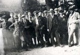 Allgemeine (vorbereitende) Klasse (Vorkurs). Otto Weber und Emil Schulze mit Schülern, um 1925