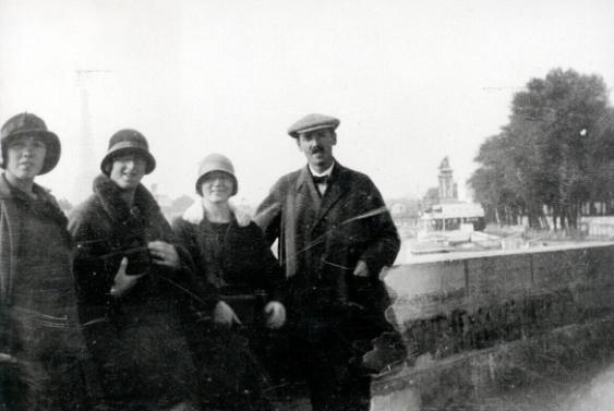 Schulreise nach Paris, 1925. Wilhelm Kienzle mit Schülerinnen