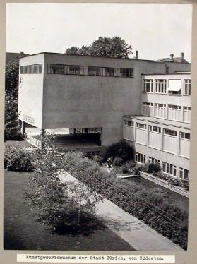 Kunstgewerbemuseum von Südosten mit Teich und Plastik von Max Gubler