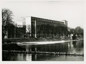 Gewerbeschule der Stadt Zürich, Ost- Ansicht mit Sihlquai und Limmat
