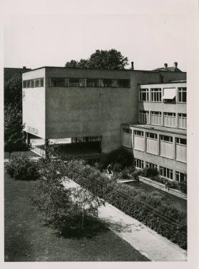 Kunstgewerbemuseum von Osten mit Teich