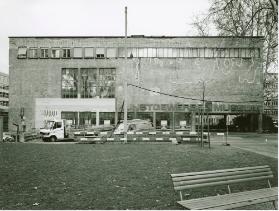 Schule und Museum für Gestaltung, Haupteingang mit defekter Fassade