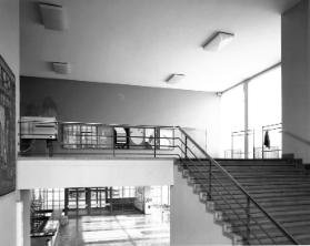 Kunstgewerbeschule und -museum ; Treppe vom Museumsfoyer zum Vestibül vor dem Vortragssaal