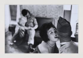 [Amerikanische GIs mit Prostituierten, Tae Song Dong, Südkorea, 1961]