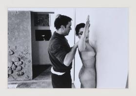 [Yves Klein in seinem Studio, Rue Campagne Première, Paris, Frankreich, 1961]