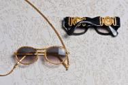 07 Vintage-Brillen, Moschino M12 von Persol, 1980, und Gianni Versace 413/A, 1991, Sammlung Fre…