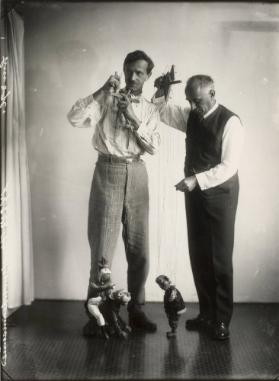 Alfred Altherr, Direktor KGMZ und Carl Fischer, Lehrer KGSZ mit Figuren aus "Zirkus Juhu"