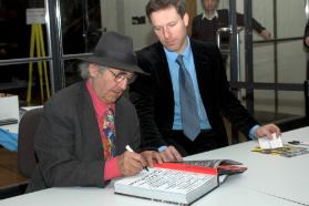 René Burri signiert am 19.02.2006 anlässlich seiner Ausstellung
