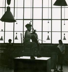 Die Studentin Doris Stauffer-Kloetzer sitzt 1953 mit ihrem Cello Modell im Aktsaal der Kunstgew…