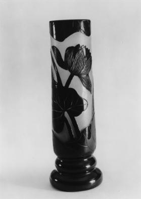 Vase mit Seerosen